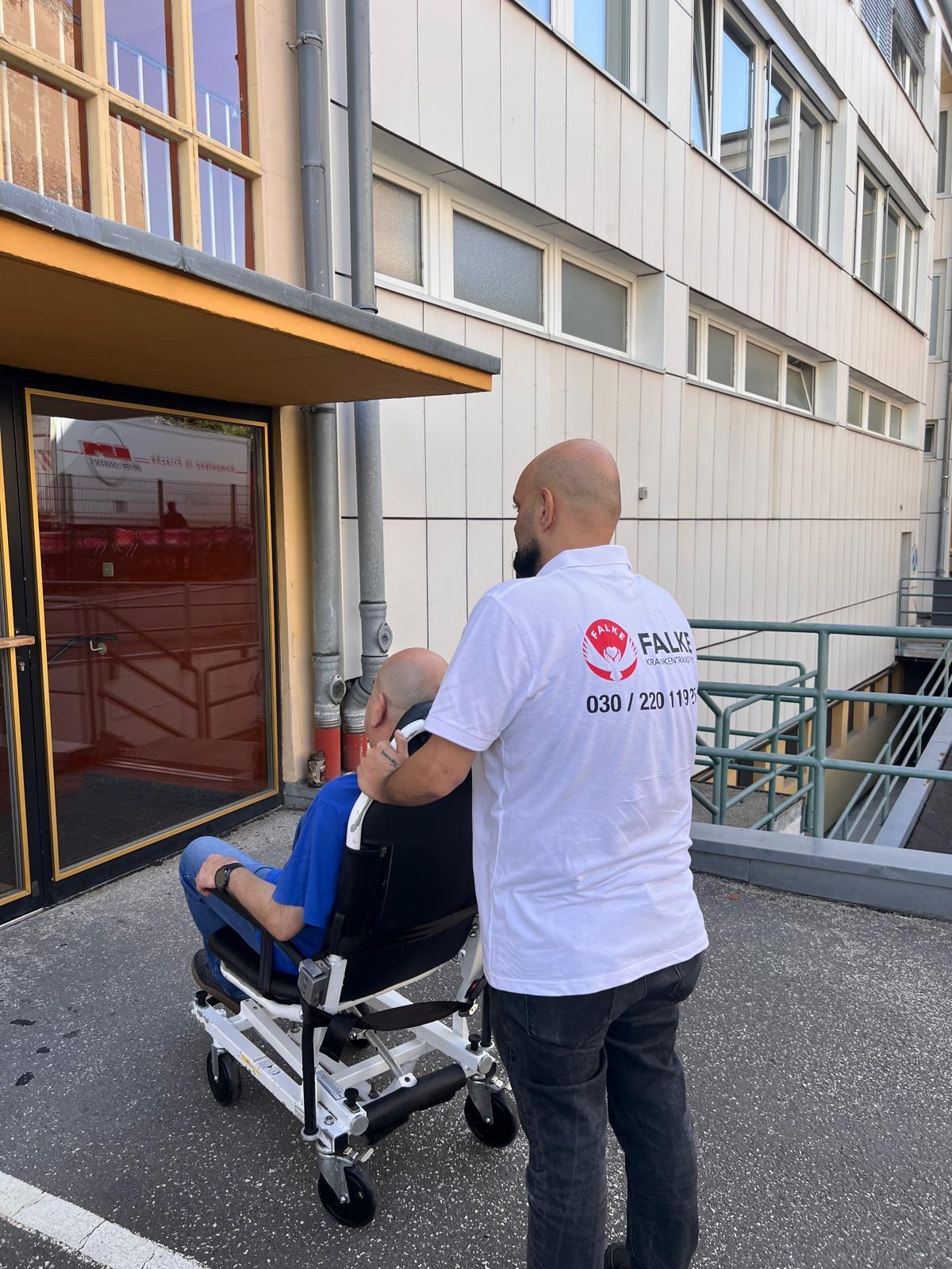 Mitarbeiter von Falke Krankentransport bei der persönlichen Begleitung