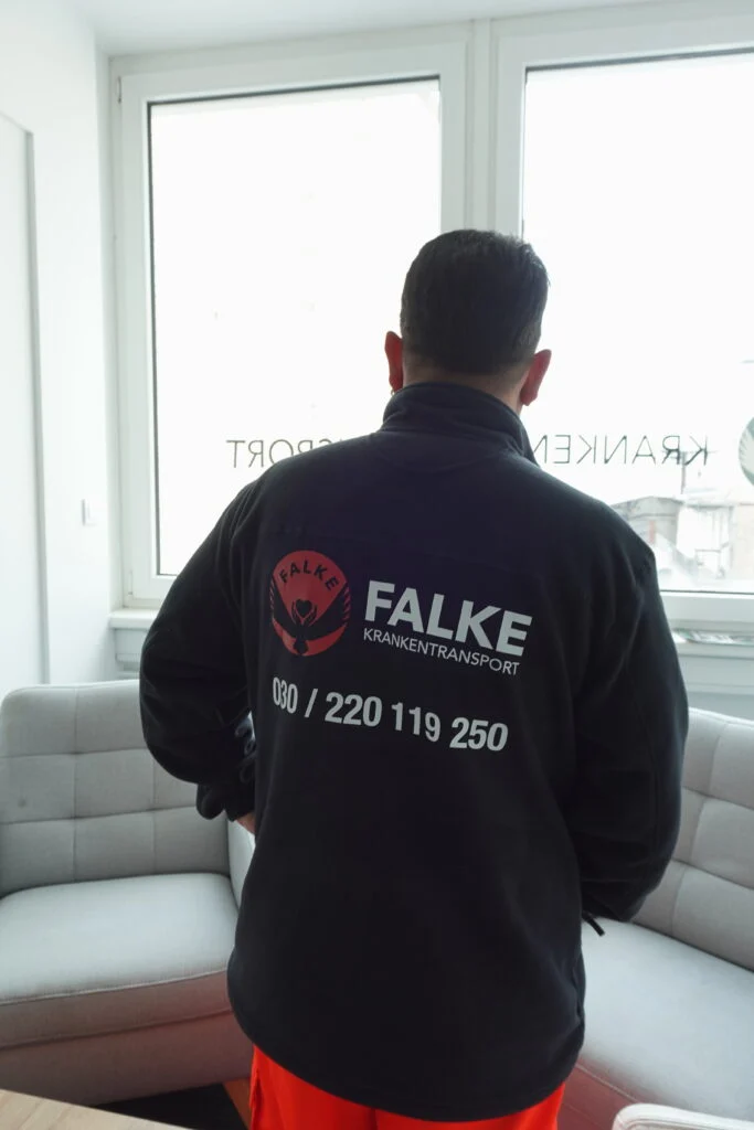 Medizinisch ausgestatteter Innenraum eines Krankentransportfahrzeugs