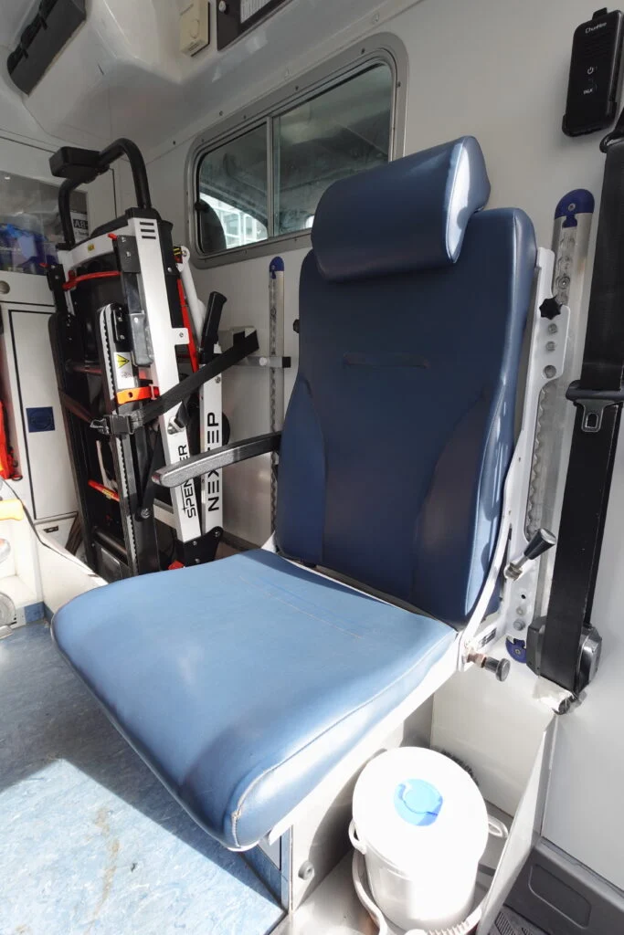 Medizinisch ausgestatteter Innenraum eines Krankentransportfahrzeugs