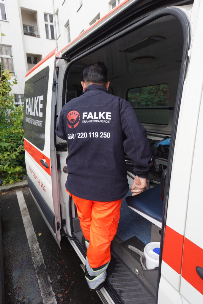 Medizinisch ausgestatteter Innenraum eines Krankentransportfahrzeugs