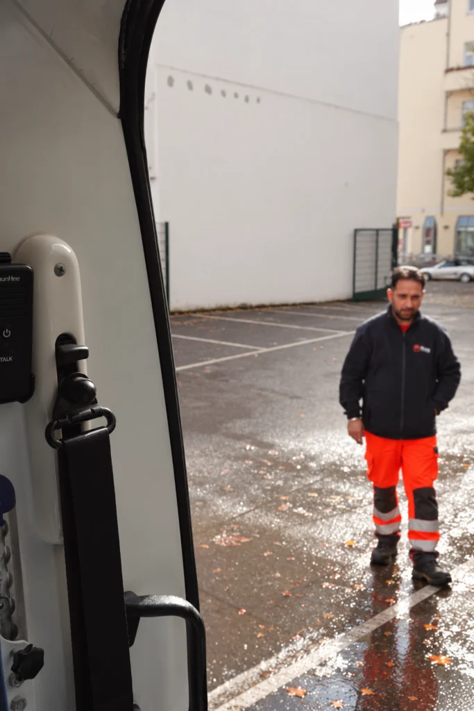 Medizinisch ausgestatteter Innenraum eines Krankentransportfahrzeugs
